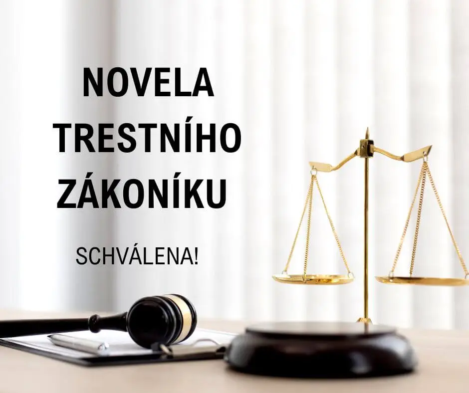 nadpis: novela trestního zákoníku schválena s kladívkem a vahami spravedlnosti na stole